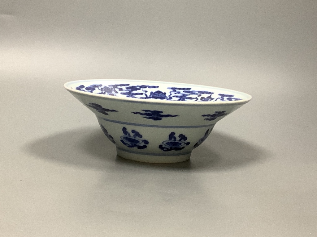 A Chinese blue and white bowl 17.5cm